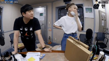 놀려먹다가 러블리즈 지애한테 뚜까맞는 배성재.gif | 인스티즈