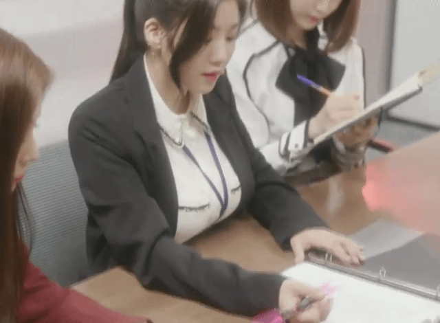 손 흔들어주는 권은비 ㄷㄷ | 인스티즈