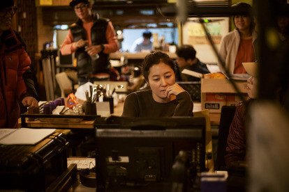 자신의 연기 모니터링하는 배우들 실제 모습JPGIF | 인스티즈