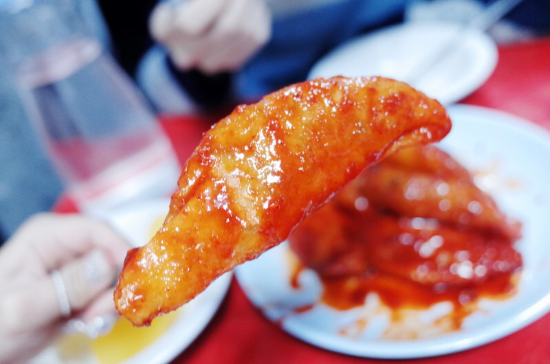 떡꼬치+양념치킨 소스 맛이 난다는 반포 애플하우스 무침군만두.jpg | 인스티즈