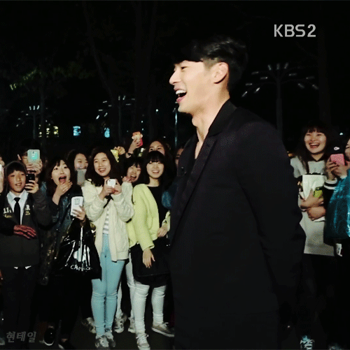 배우 현빈이 팬을 안아주는 방법.gif | 인스티즈