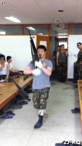 몸이 기억하는 예비군들의 실력.gif | 인스티즈