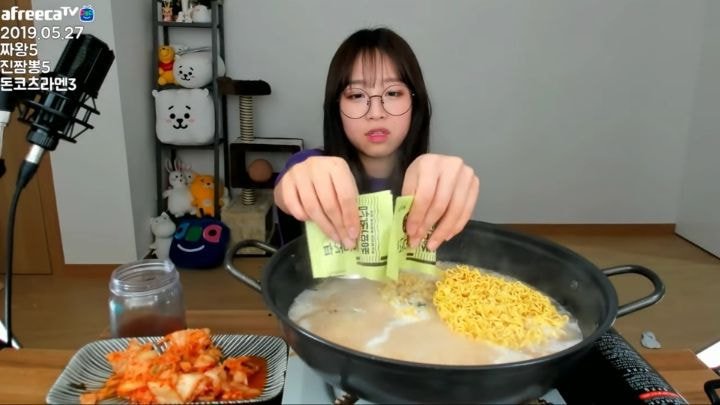 라면 한번에 18개먹는 쯔양.jpg | 인스티즈