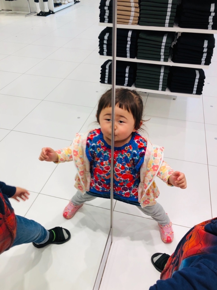 옷매장에서 아이들이 노는 방법 | 인스티즈