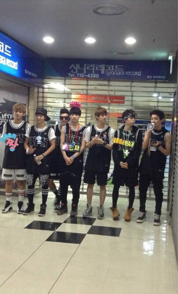 [슬픔주의] 인기없어서 길바닥에서 팬미팅하는 아이돌... | 인스티즈