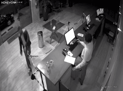 온도체크 거부하고 호텔 프론트직원 폭행.gif | 인스티즈