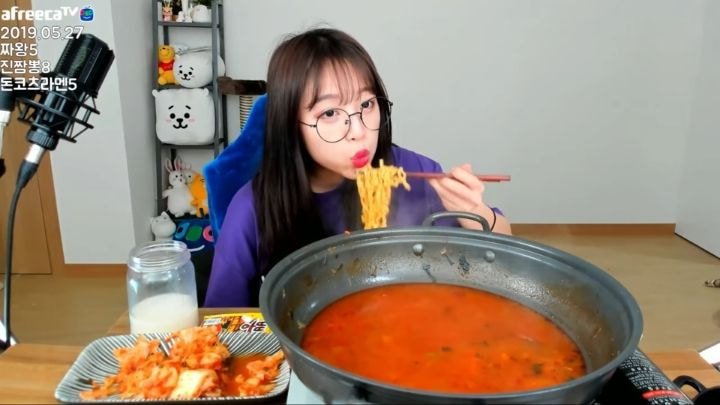 라면 한번에 18개먹는 쯔양.jpg | 인스티즈
