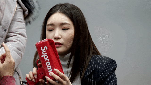 태어나서 머니건 처음 보는 청하.gif | 인스티즈