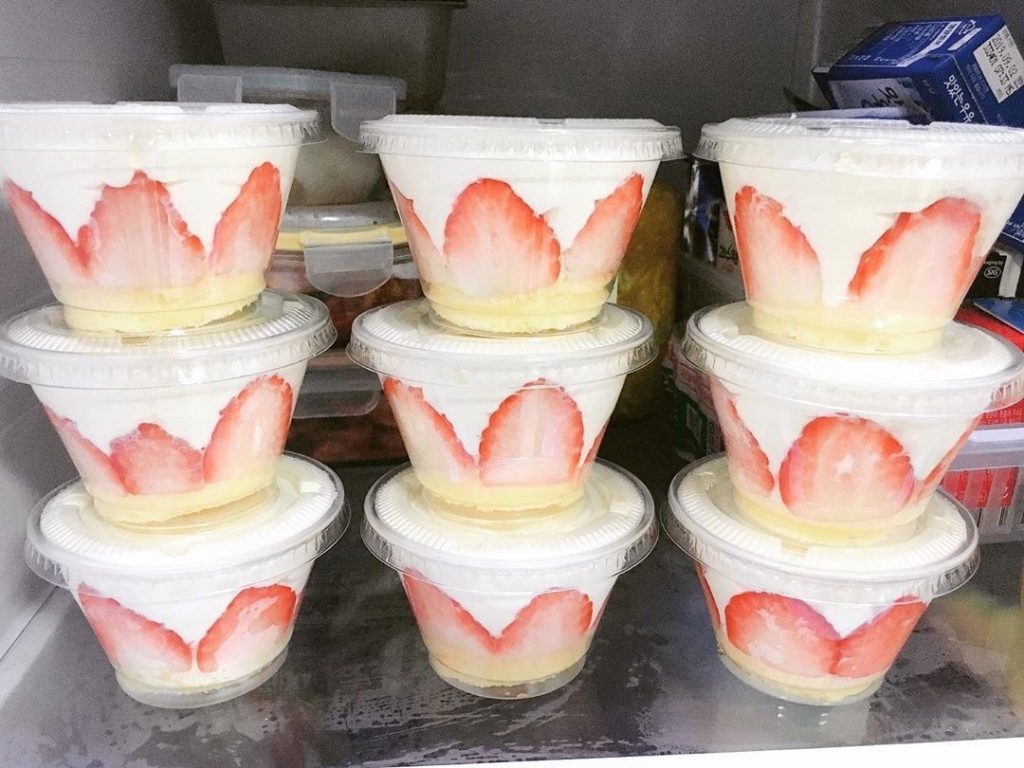 요즘 인스타에서 유행하는 떠먹는 딸기생크림케이크.......jpg | 인스티즈