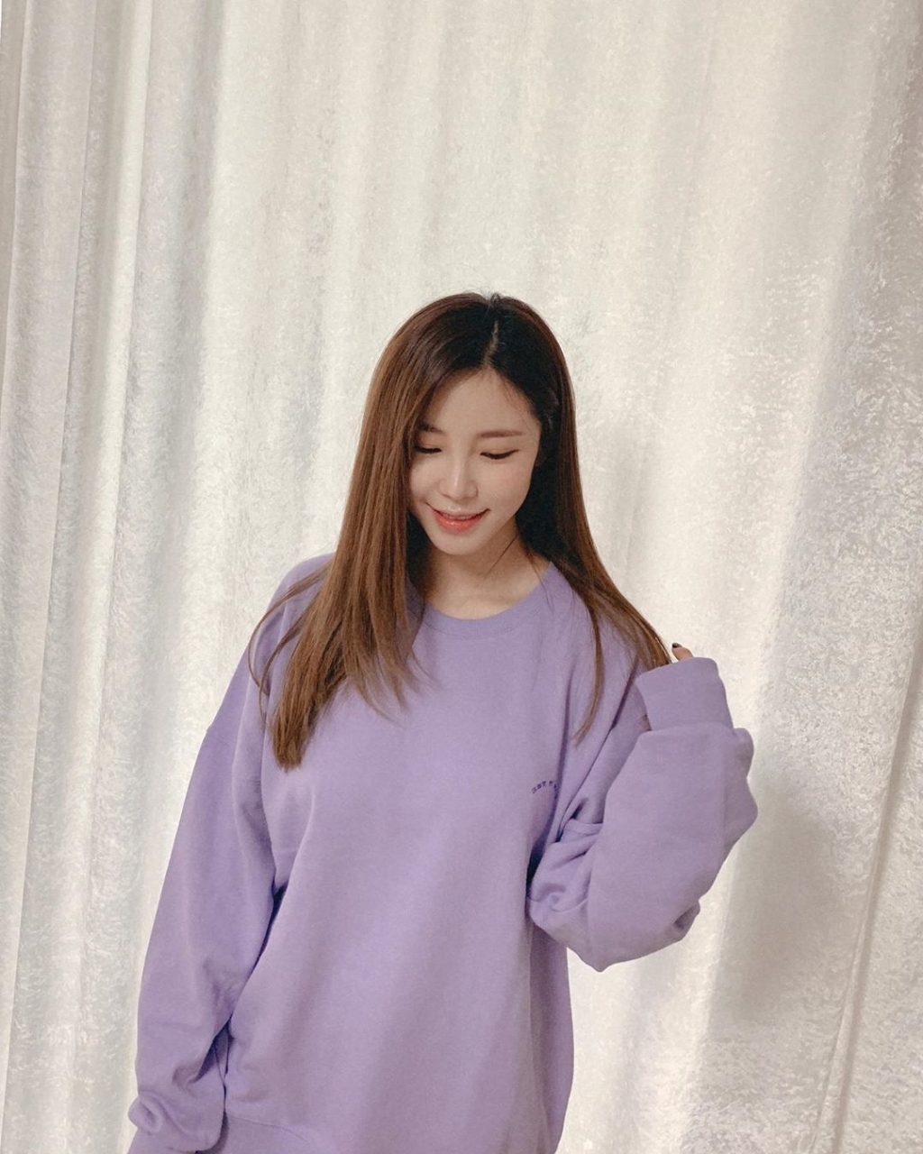 앞머리를 귀뒤로 살짝 넘긴 전효성 최근.JPG | 인스티즈