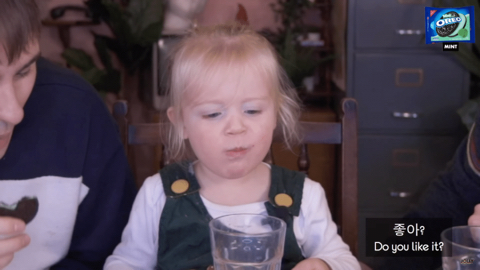 오레오 처음 먹어보는 아기 | 인스티즈