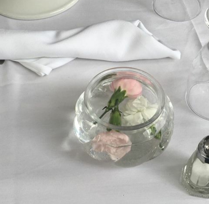 시선을 자꾸 도둑맞는다 | 인스티즈