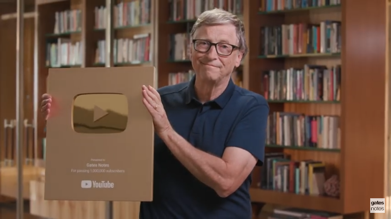 유튜브 골드 버튼 받아서 신나하는 유튜버 아저씨 | 인스티즈