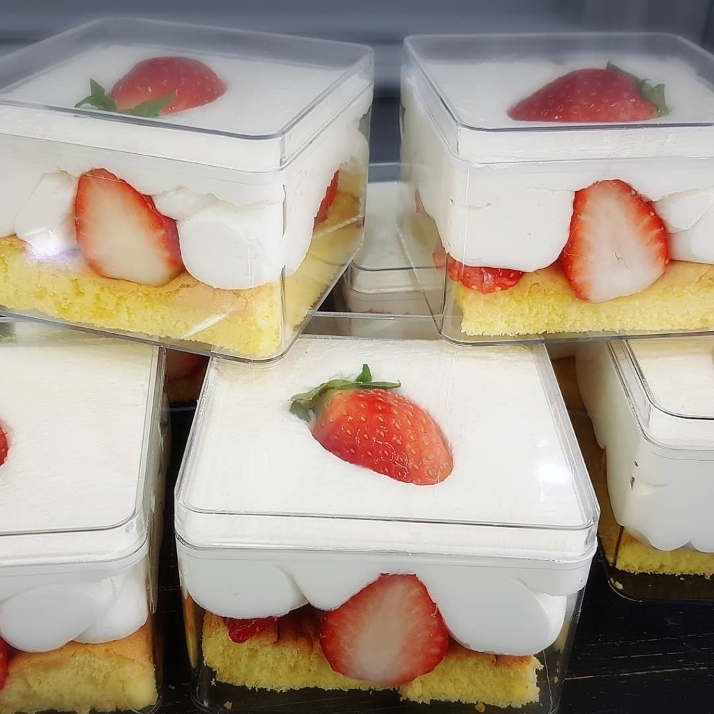 요즘 인스타에서 유행하는 떠먹는 딸기생크림케이크.......jpg | 인스티즈