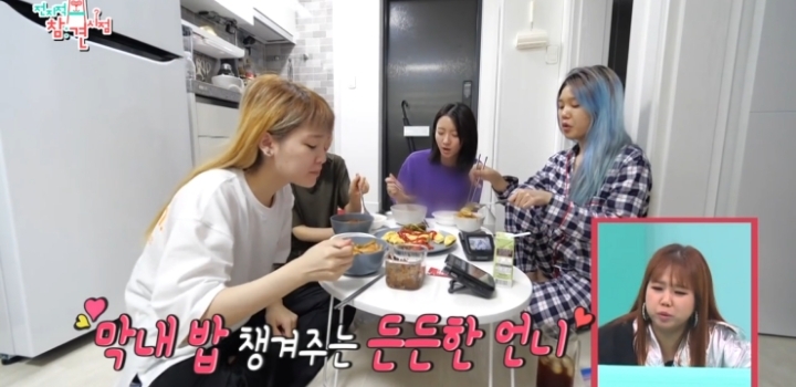 얼굴 표정 극명하게 차이 나는 오마이걸 매니저ㅋㅋㅋ.jpg | 인스티즈