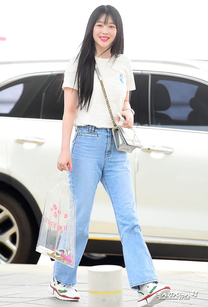 항상 기자들에게 밝게 웃어주던 설리 공항사진들 | 인스티즈