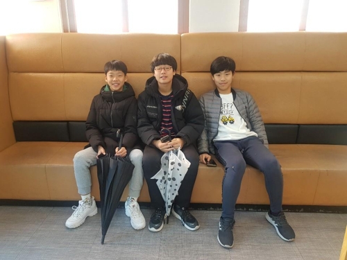 재개발 이주비 280만원 든 지갑 주워 주인 찾아준 중학생들 | 인스티즈