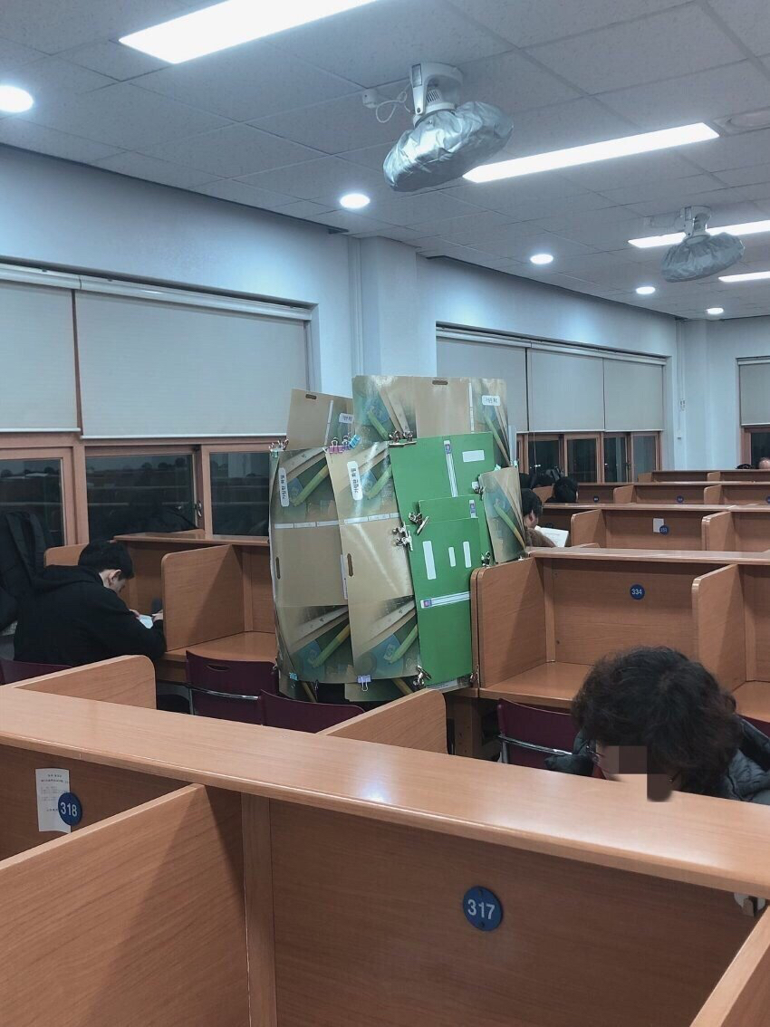 도서관 왔는데 이 사람 뭐니?...JPG | 인스티즈