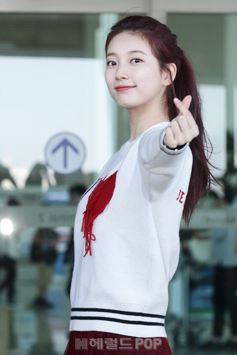 수지가 공항에서 갑자기 머리를 묶은 이유 | 인스티즈