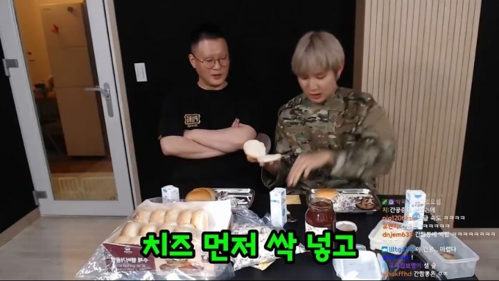 군대리아 미필과 군필의 먹는법 비교 | 인스티즈