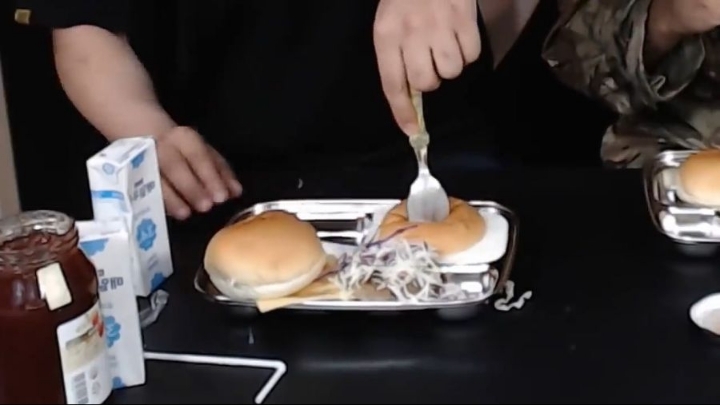 군대리아 미필과 군필의 먹는법 비교 | 인스티즈