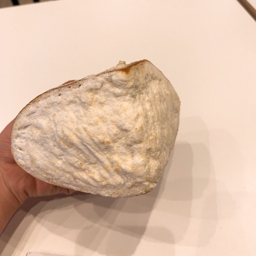 크림치즈가 겁나 많이 들었다는 파리바게트 몬스터치즈번....jpg | 인스티즈