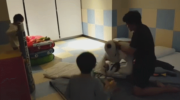 삼둥이랑 즐겁게 놀아주는 송일국.gif | 인스티즈