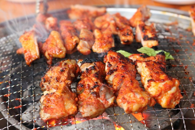 원래 숯불에 구워 먹는거라는 춘천 닭갈비.jpg | 인스티즈
