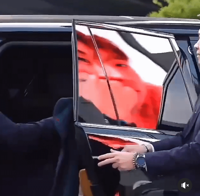 수지 치마 가려주는 경호원 | 인스티즈