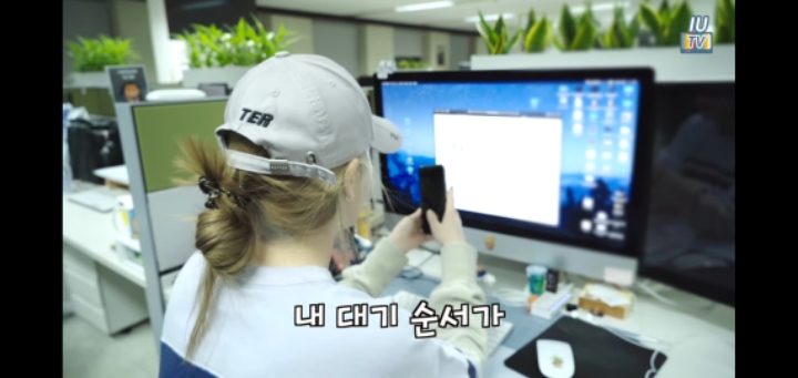 분노의 티켓팅 하는 아이유 | 인스티즈