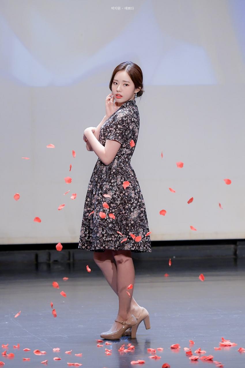 프로미스나인에서 가장 진중하고 과묵한 멤버 | 인스티즈