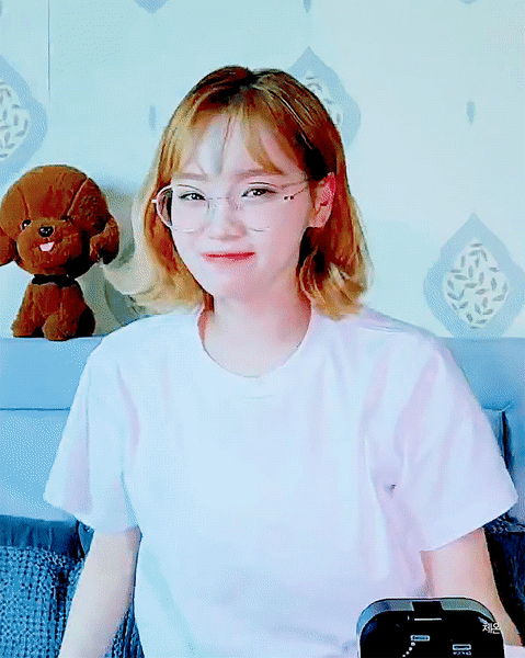 안경쓰니 은근히 이쁜 아이즈원 채원 | 인스티즈