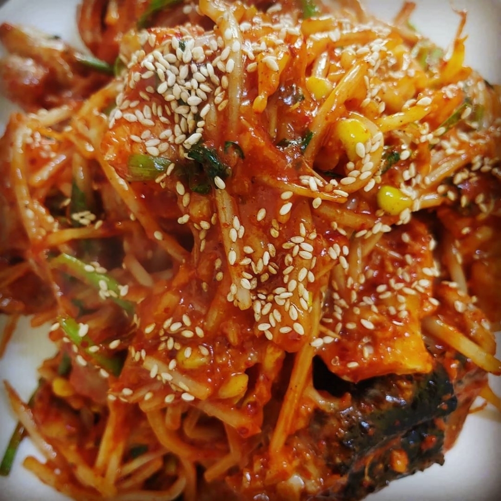 음식이 나와도 콩나물만 씹는 사람이 많다는 식당.......jpg | 인스티즈