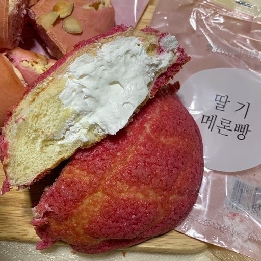 편의점 신상 딸기메론빵.......jpg | 인스티즈