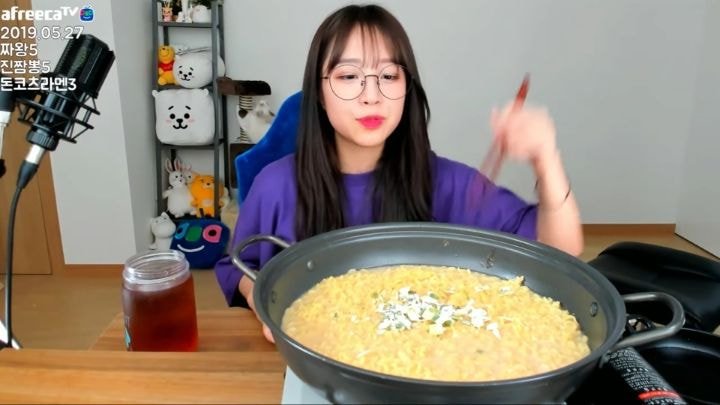 라면 한번에 18개먹는 쯔양.jpg | 인스티즈