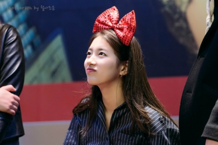 팬들 눈빛으로 조련하는 수지 | 인스티즈