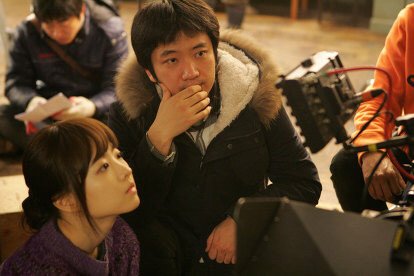 자신의 연기 모니터링하는 배우들 실제 모습JPGIF | 인스티즈