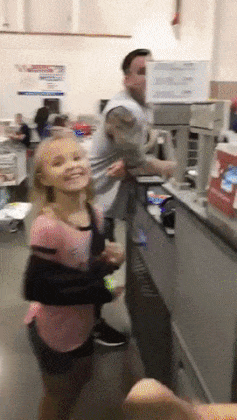 평범하던 마트 직원이 아이들의 인기 스타가 됨.gif | 인스티즈