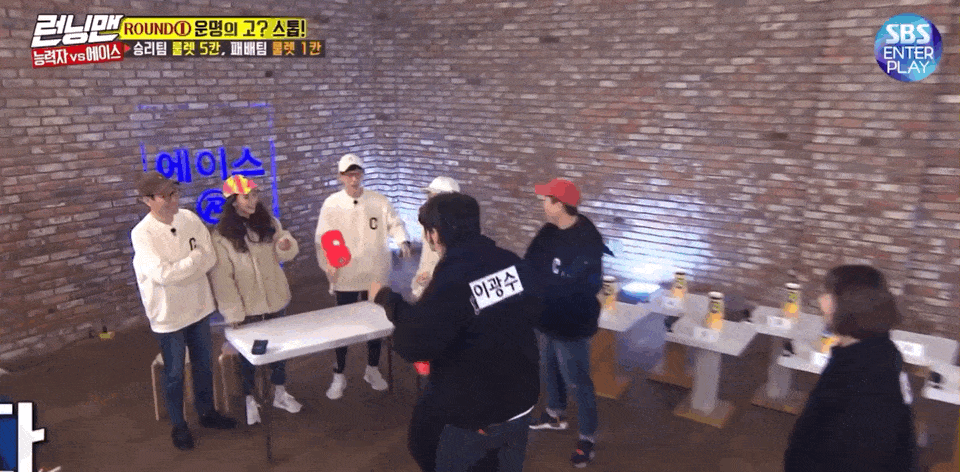 ??? : 원래 동생이 잘못하면 형이 맞는거야... | 인스티즈