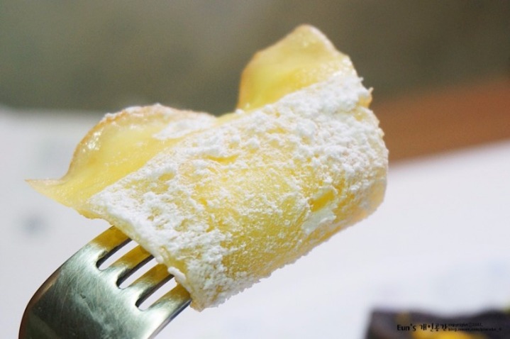 한겹씩 포크로 돌돌 말아먹는 케이크...jpg | 인스티즈