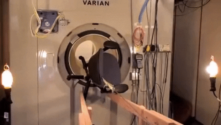 mri 촬영에 금속을 소지하면 안되는 이유.gif | 인스티즈