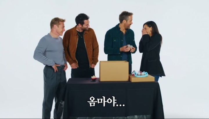 한국 물건을 맞춰보는 라이언 레이놀즈 ㅋㅋㅋㅋㅋㅋ | 인스티즈