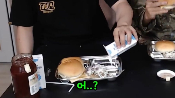 군대리아 미필과 군필의 먹는법 비교 | 인스티즈