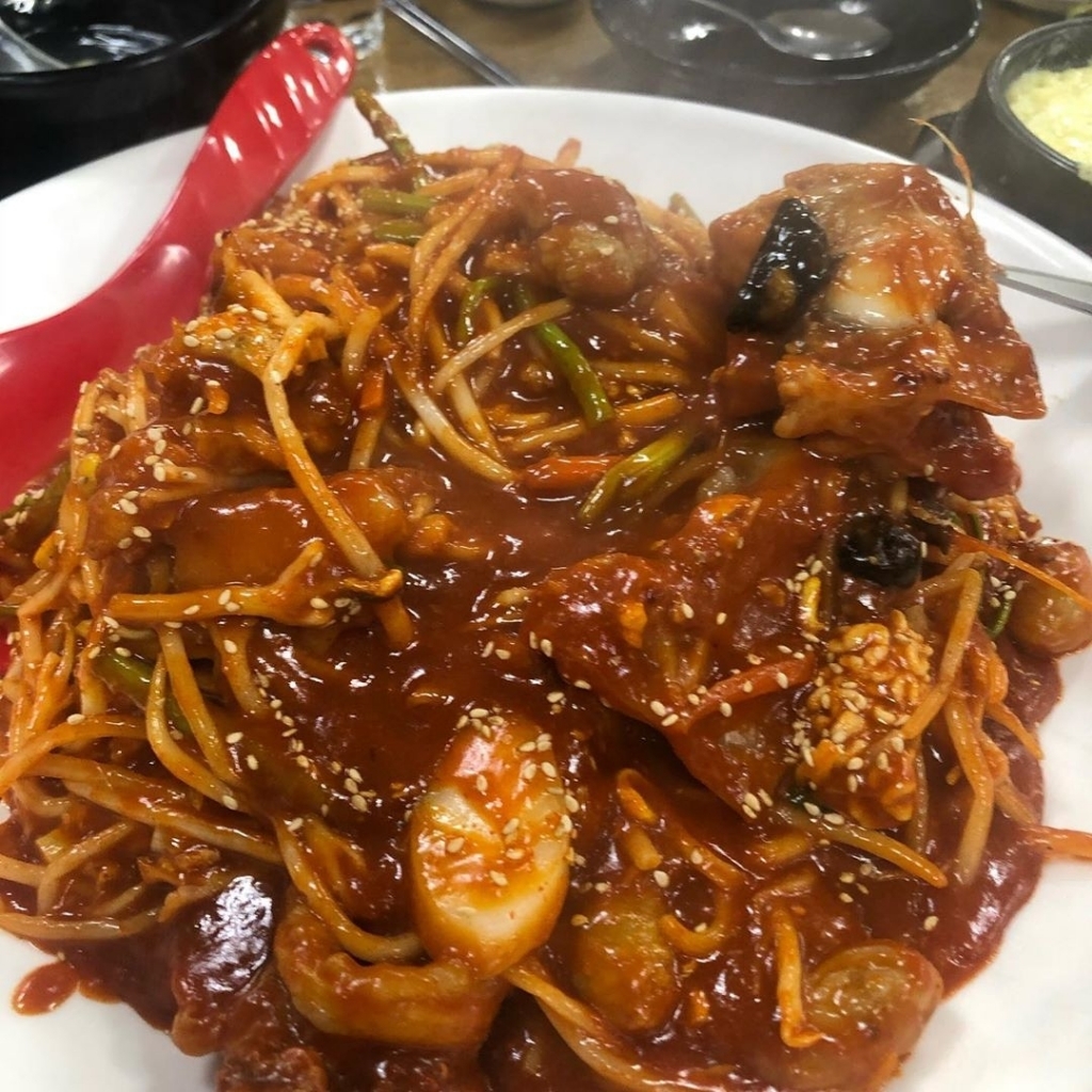 음식이 나와도 콩나물만 씹는 사람이 많다는 식당.......jpg | 인스티즈