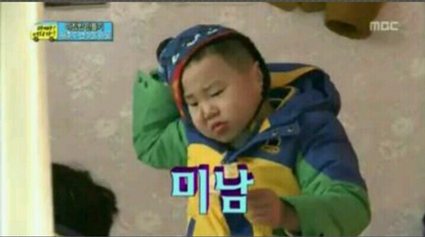 [아빠어디가] 모자가 갑갑한 윤민수 아들 후.gif | 인스티즈