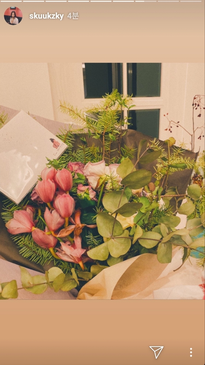 백두산 시사회에서 수지가 받은 꽃다발들 | 인스티즈