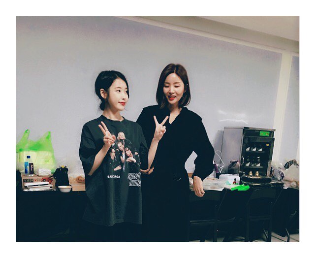 아이유 서울 일요일 콘서트에 온 연예인 .gif | 인스티즈