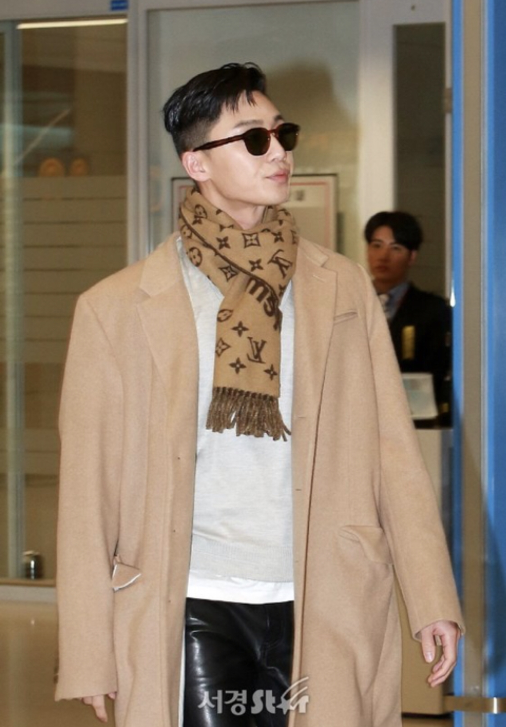 딘딘 샤넬 목도리 공항 패션 | 인스티즈
