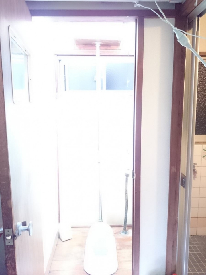 화장실 전구를 교체한 일본인 | 인스티즈