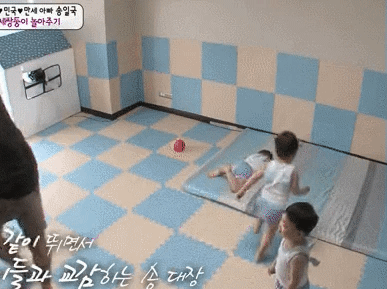 아이들과 교감중인 송일국.gif | 인스티즈